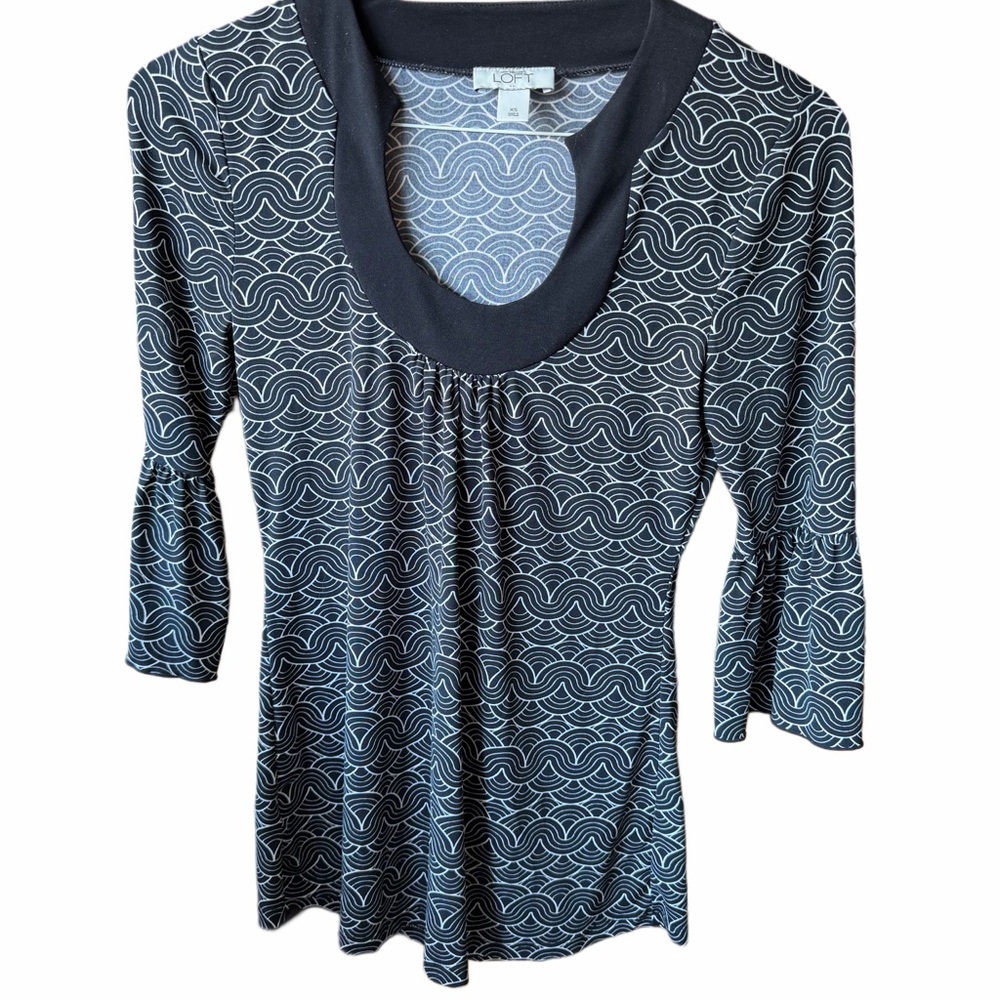 LOFT Black and White Wave-Print Scoop Neck Top